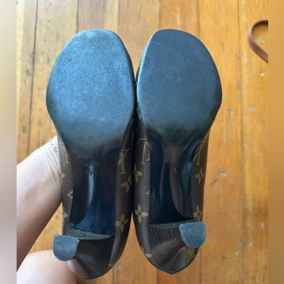 Louis Vuitton Black and Brown Heels with Gold Accent - Picture 6 of 9